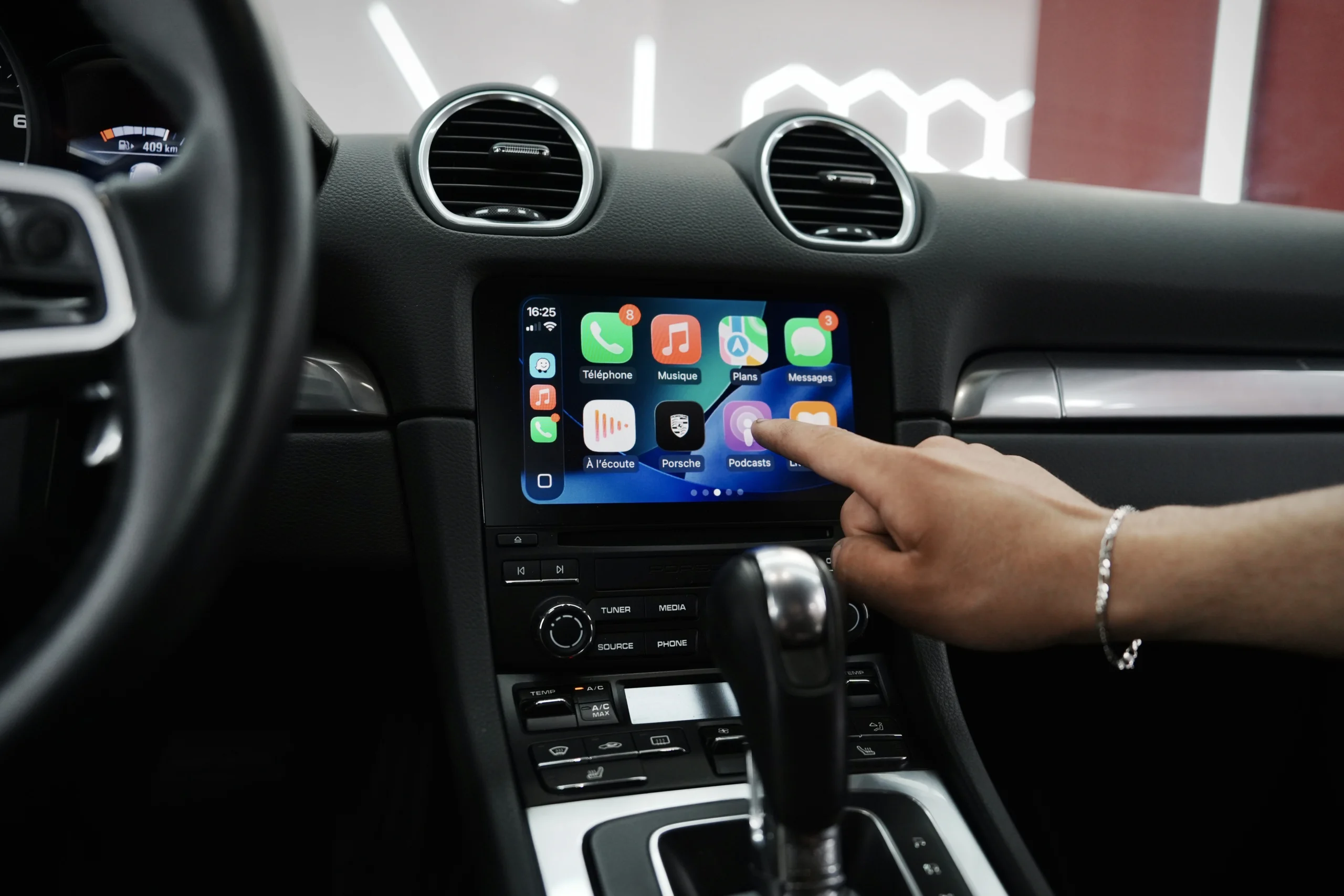 Installation d'un carplay sur une Porsche à Nantes - Fraicheur Auto